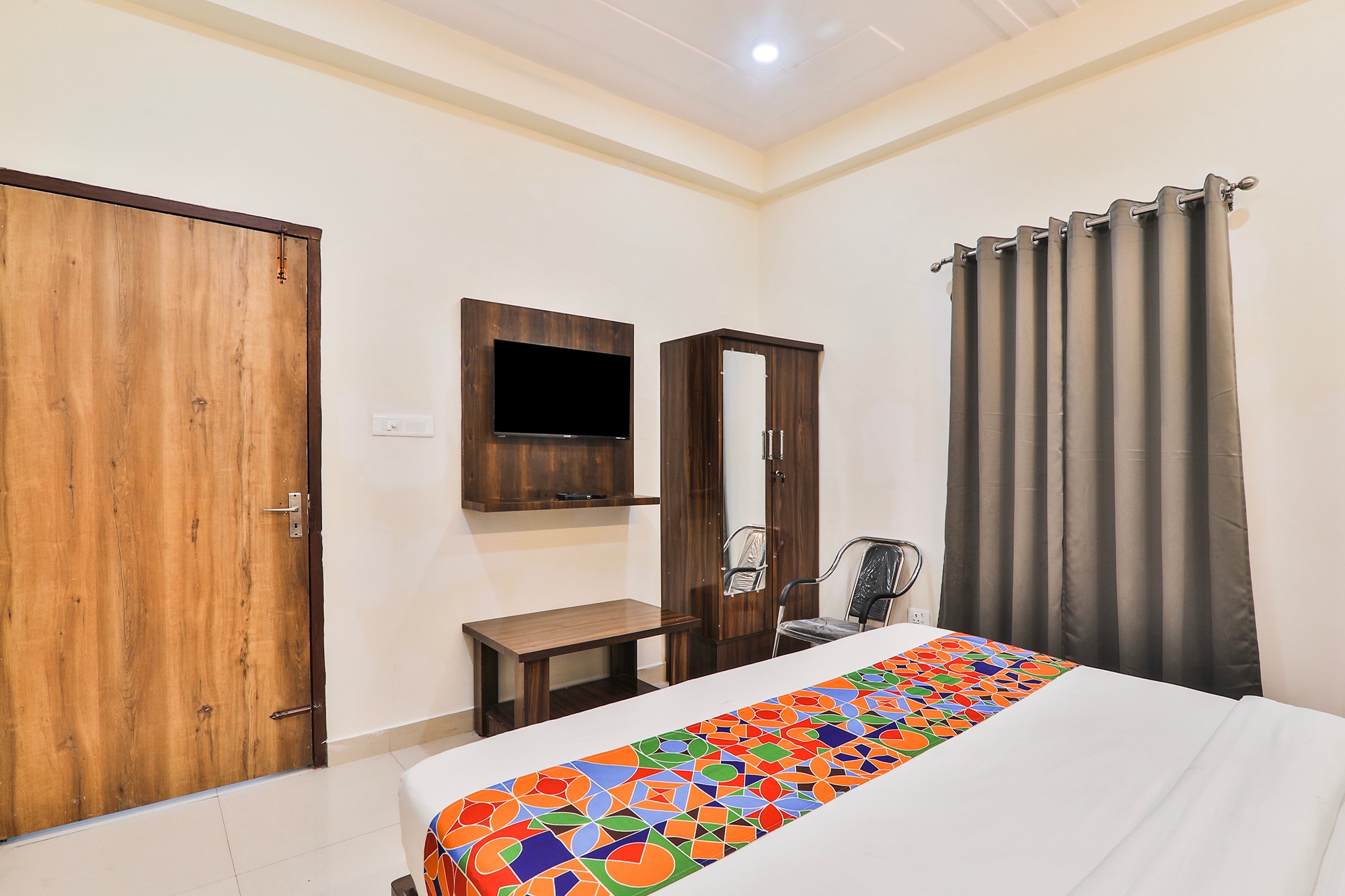 FabHotel Lucknow Inn - Tap to explore photos