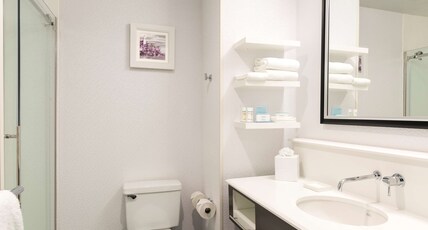 HAMPTON INN MIDLAND MI Room Type - KING STUDY W SOFA