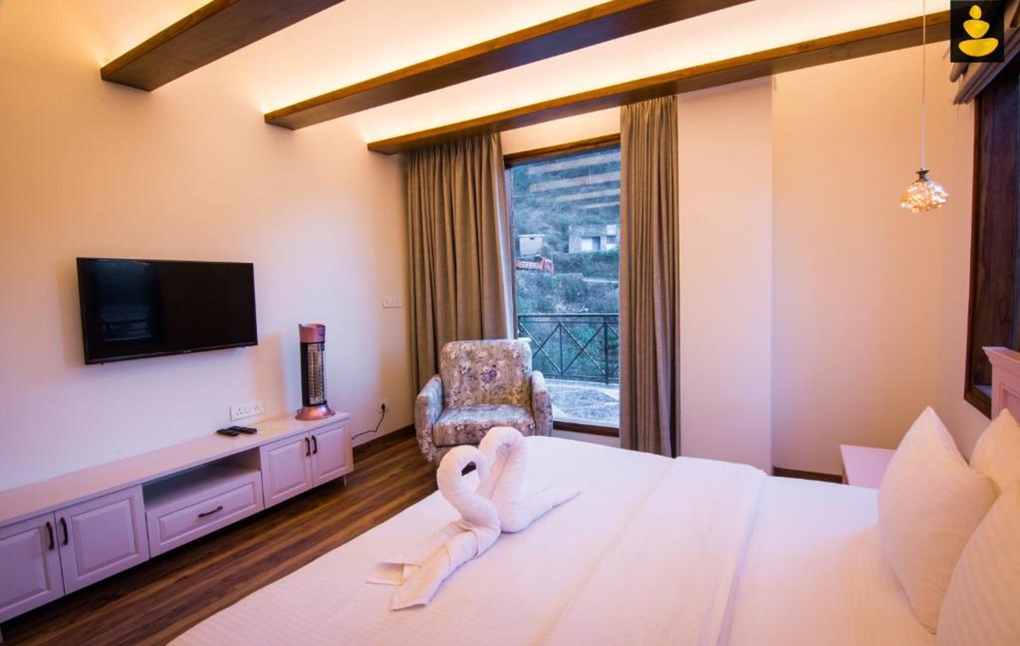 LivingStone 3BHK cottage Kasauli - Tap to explore photos