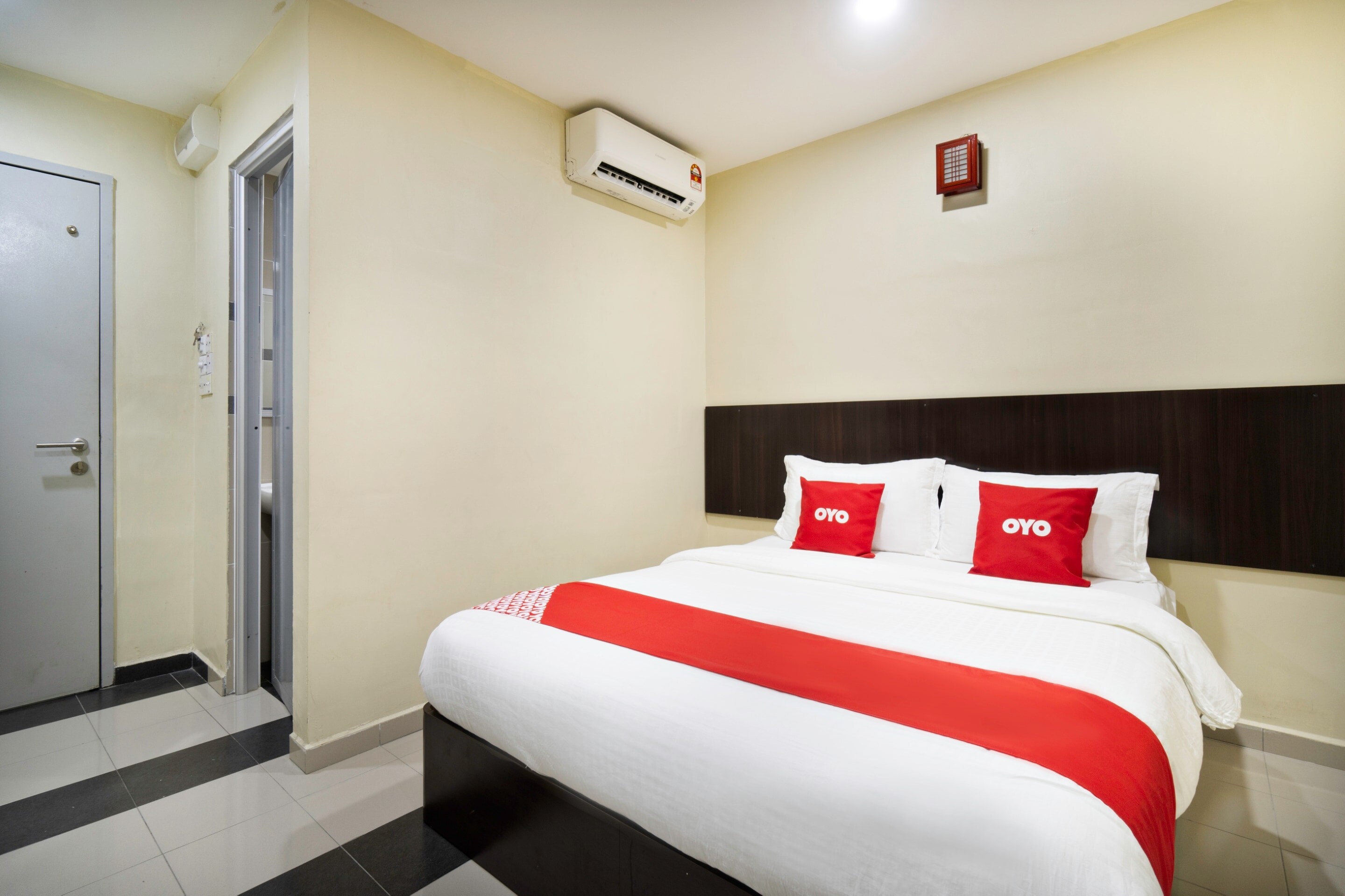 OYO 89960 Manjung Inn Hotel - Tap to explore photos