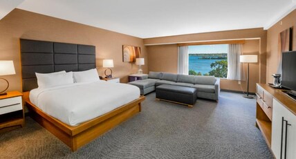 Double Tree Niagara Falls Room Type - 1 KING BED - FRIDGE