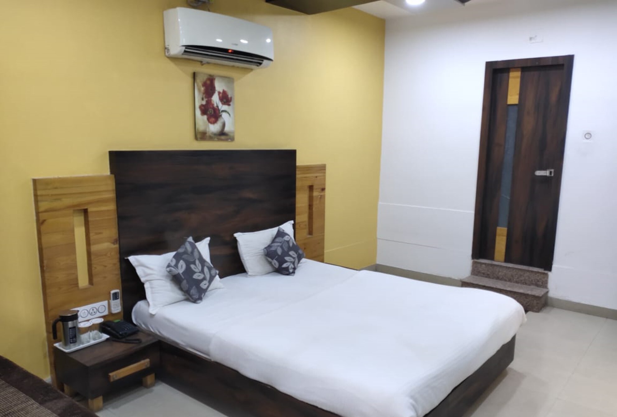 Hotel Neelam Inn - Tap to explore photos