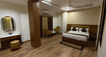 Vishnu Palace Room Type - White Tulip with Bathtub