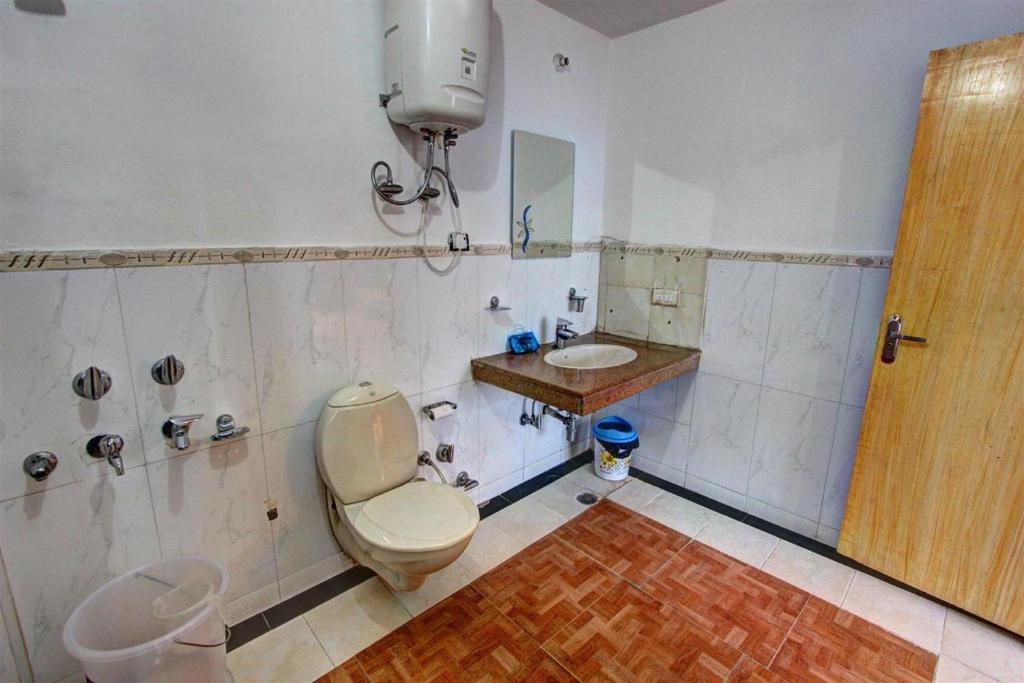 Saadat manali - Tap to explore photos