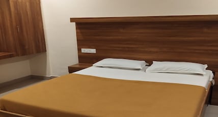 Hotel Alankar Room Type - Deluxe Double Bedroom (AC)