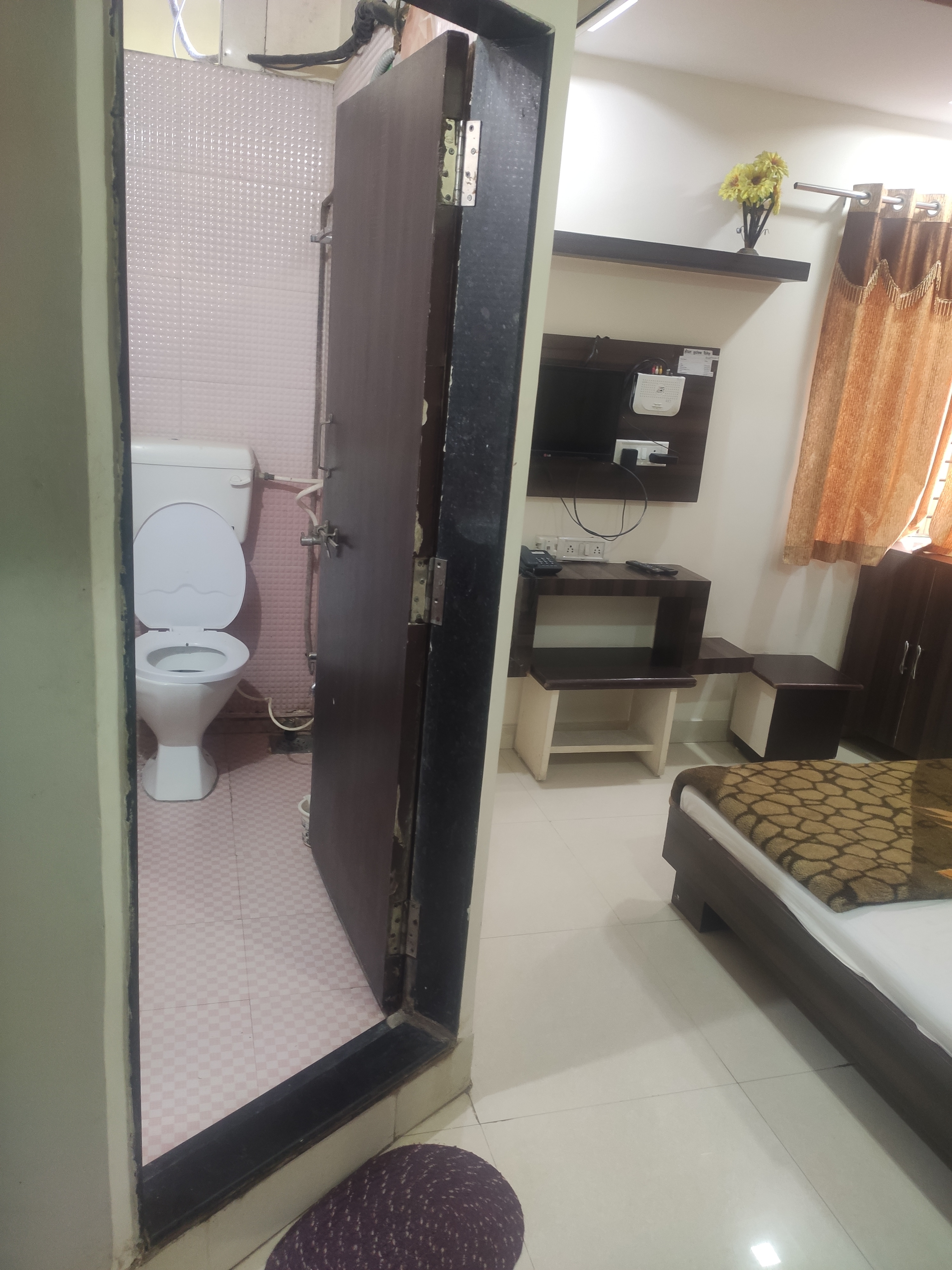 Hotel Vrandavan Palace (Near Mahakal Temple) - Tap to explore photos