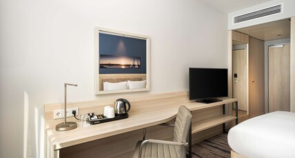 Hampton by Hilton Kiel City Centre Room Type - 1 QN HARBOUR VW SOFABED NS