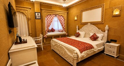 Garh Adhiraj A Luxurious Boutique Haveli Room Type - Premium Heritage Room