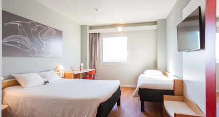 Hotel ibis Elche Room Type - Superior Room with 1 double bed and 1 single bed Hotel ibis Elche Room Type - Superior Room with 1 double bed and 1 single bed