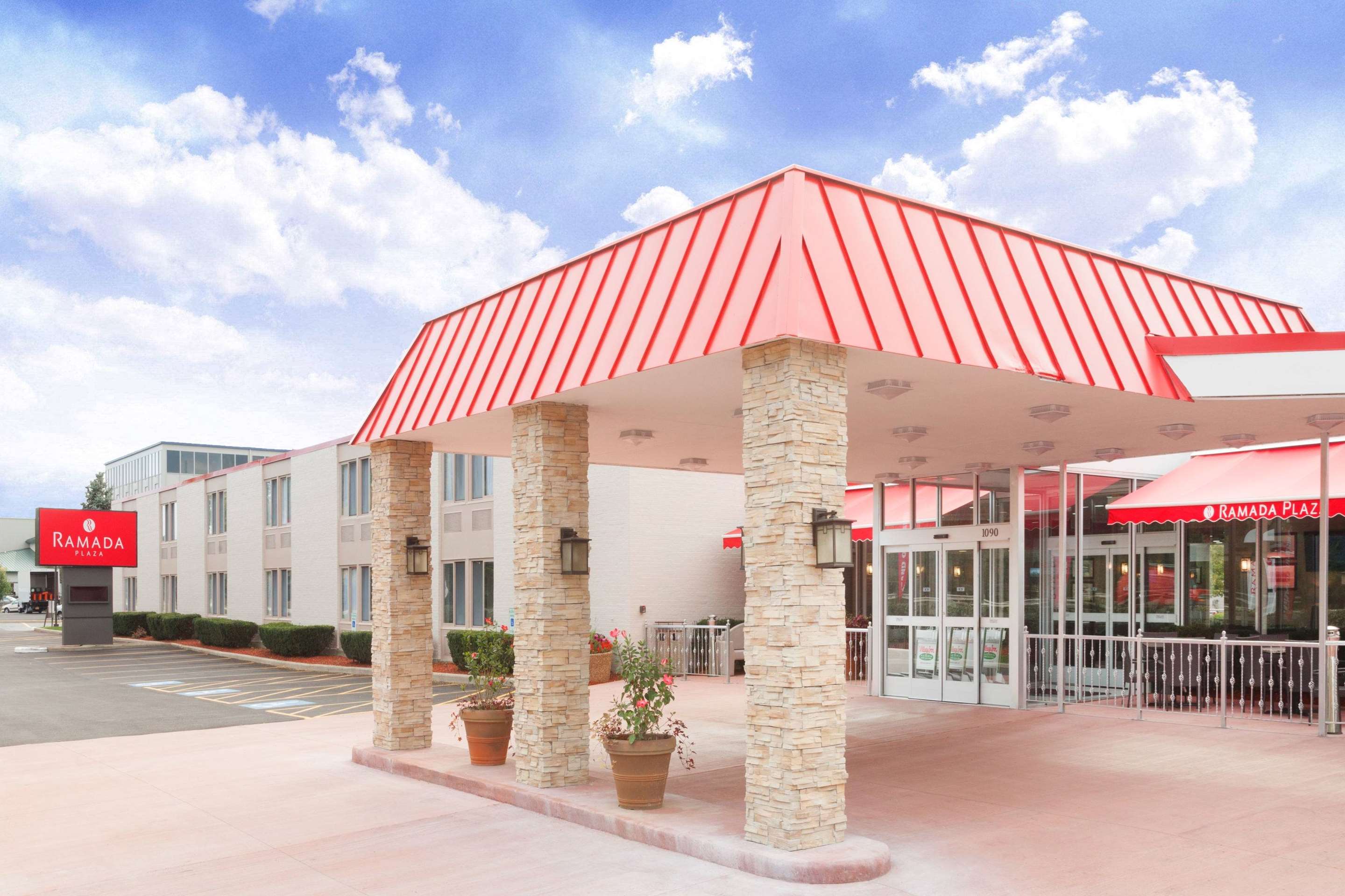 Ramada Plaza by Wyndham Chicago North Shore - Tap to explore photos