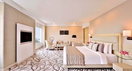 Radisson Blu Bengaluru Outer Ring Road Room Type - Junior Suite with Bathtub & Seating Area