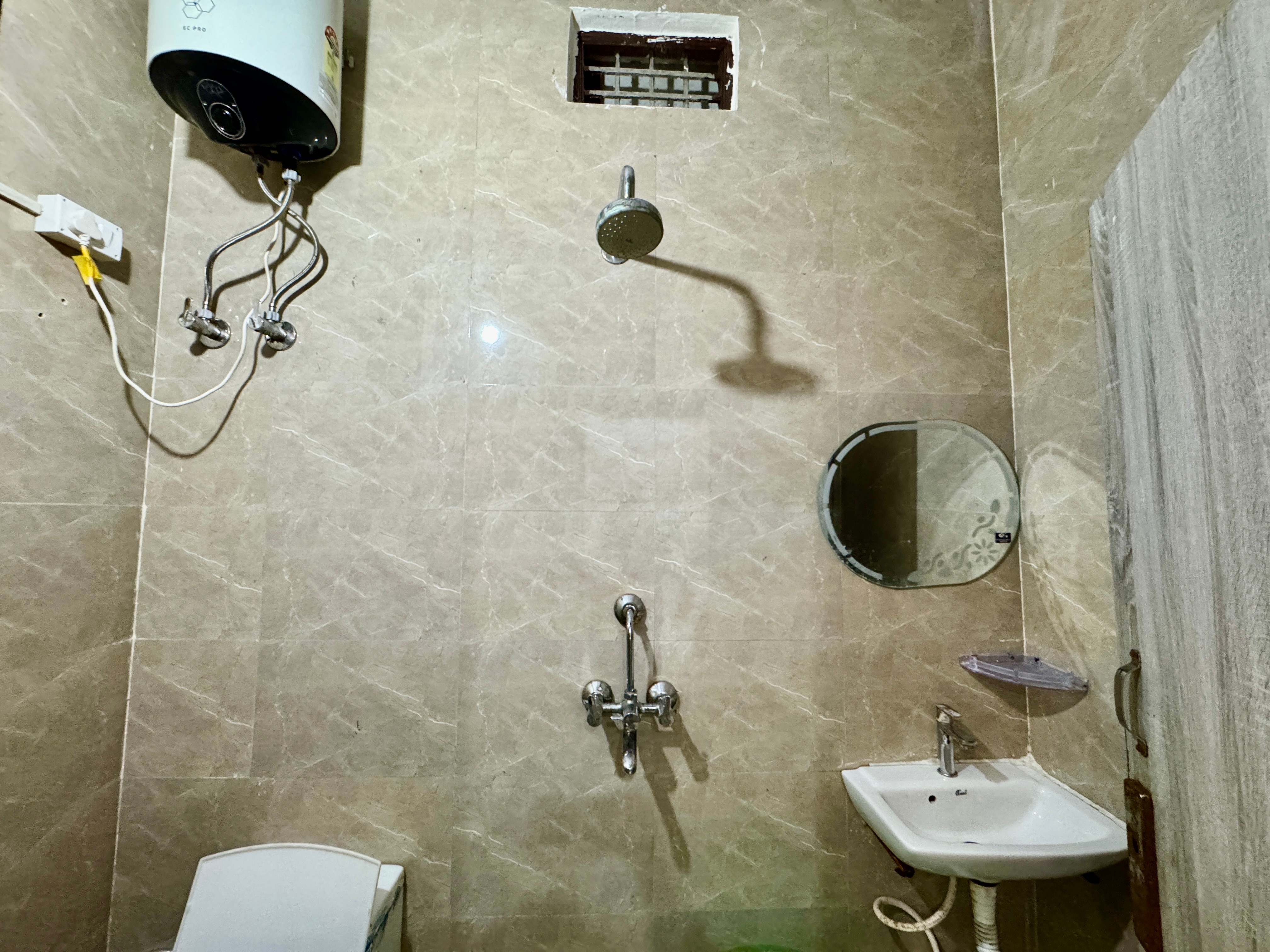 Hotel Kunj Bihari Dham Vrindavan - Tap to explore photos