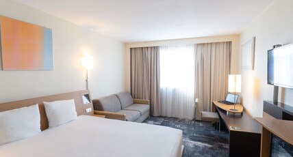 Novotel Nantes Centre Bord de Loire Room Type - Superior Room with 1 double bed and 1 single sofa bed