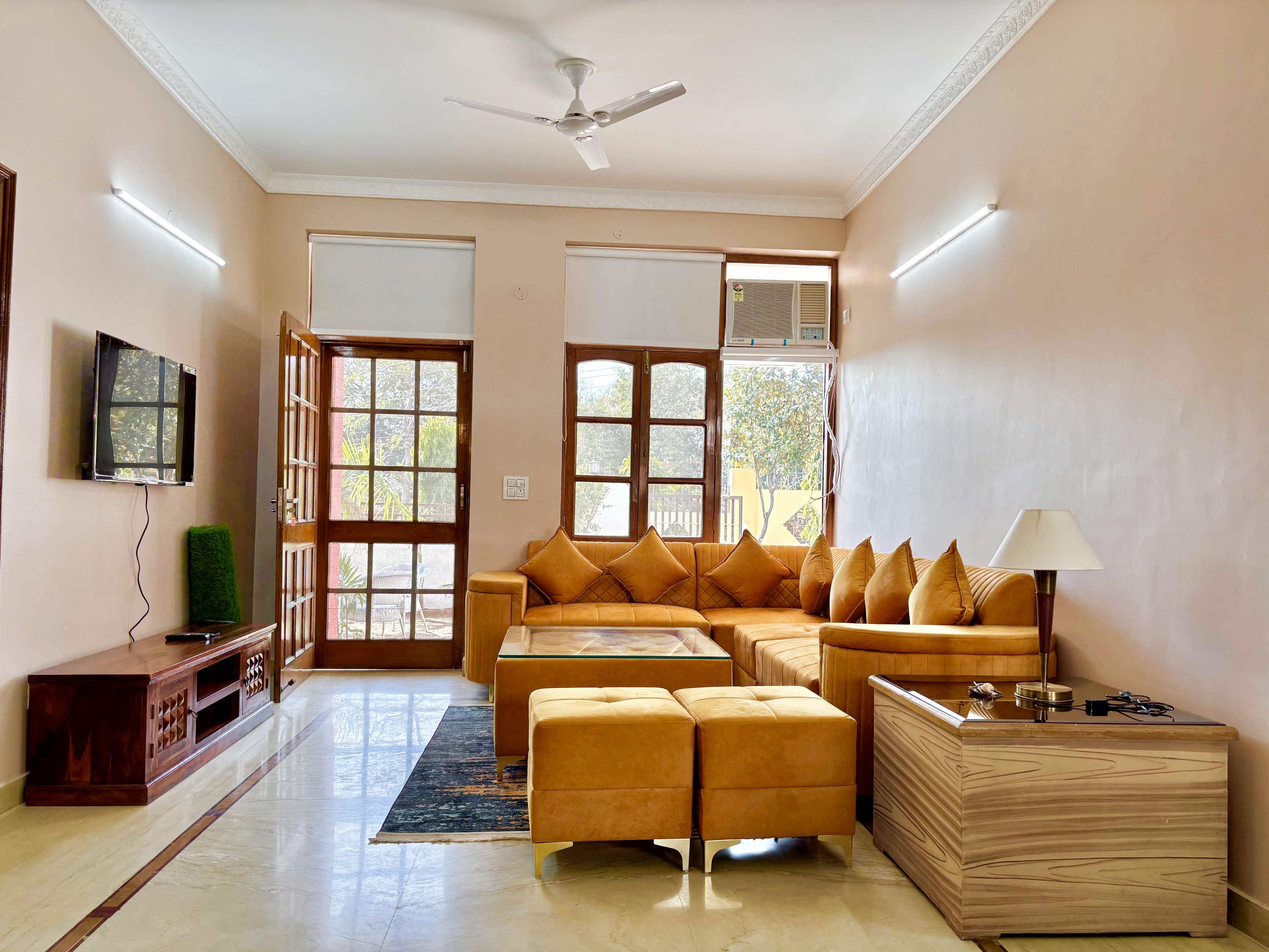 Mainka 4 BHK - Tap to explore photos