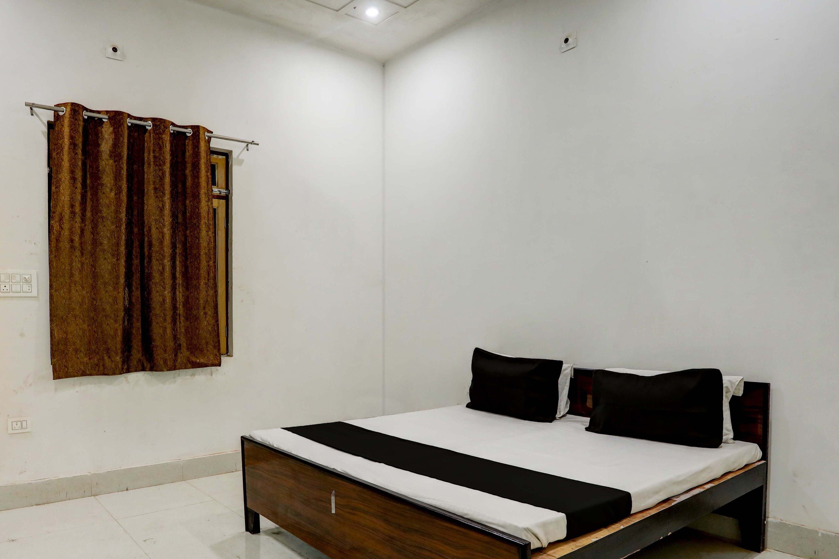 Hotel O Royal guest house - Tap to explore photos