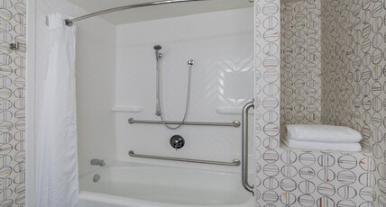 Holiday Inn & Suites Pittsfield-Berkshires Room Type - 1 Queen Standard Mobility Accessible