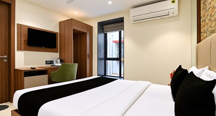 Super Townhouse Oak DLF Newtown Bus Terminal Room Type - Super Deluxe Room