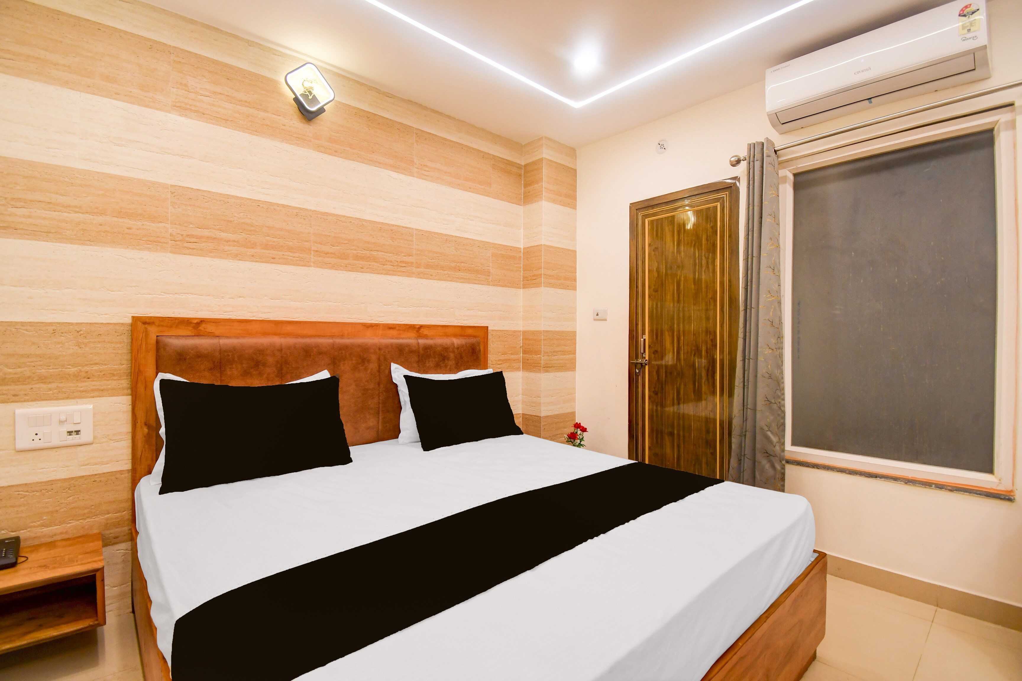 Super Townhouse Gomti Nagar Station Formerly Budget In - Tap to explore photos
