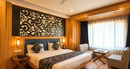 Hotel Queen Plaza 2 mins walk to Mall Road Room Type - King Bed Deluxe room