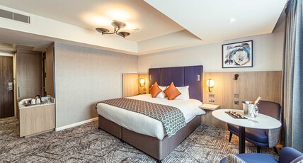 Crowne Plaza READING EAST Room Type - 1 Super King Bed Junior Suite