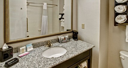 Hampton Inn Clarksdale Room Type - 1 KING MICROWV FRIDGE NS
