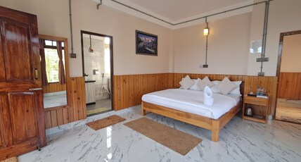 Red Cherry Homestay, Nokdara Room Type - Premium king room with Kanchenjunga view
