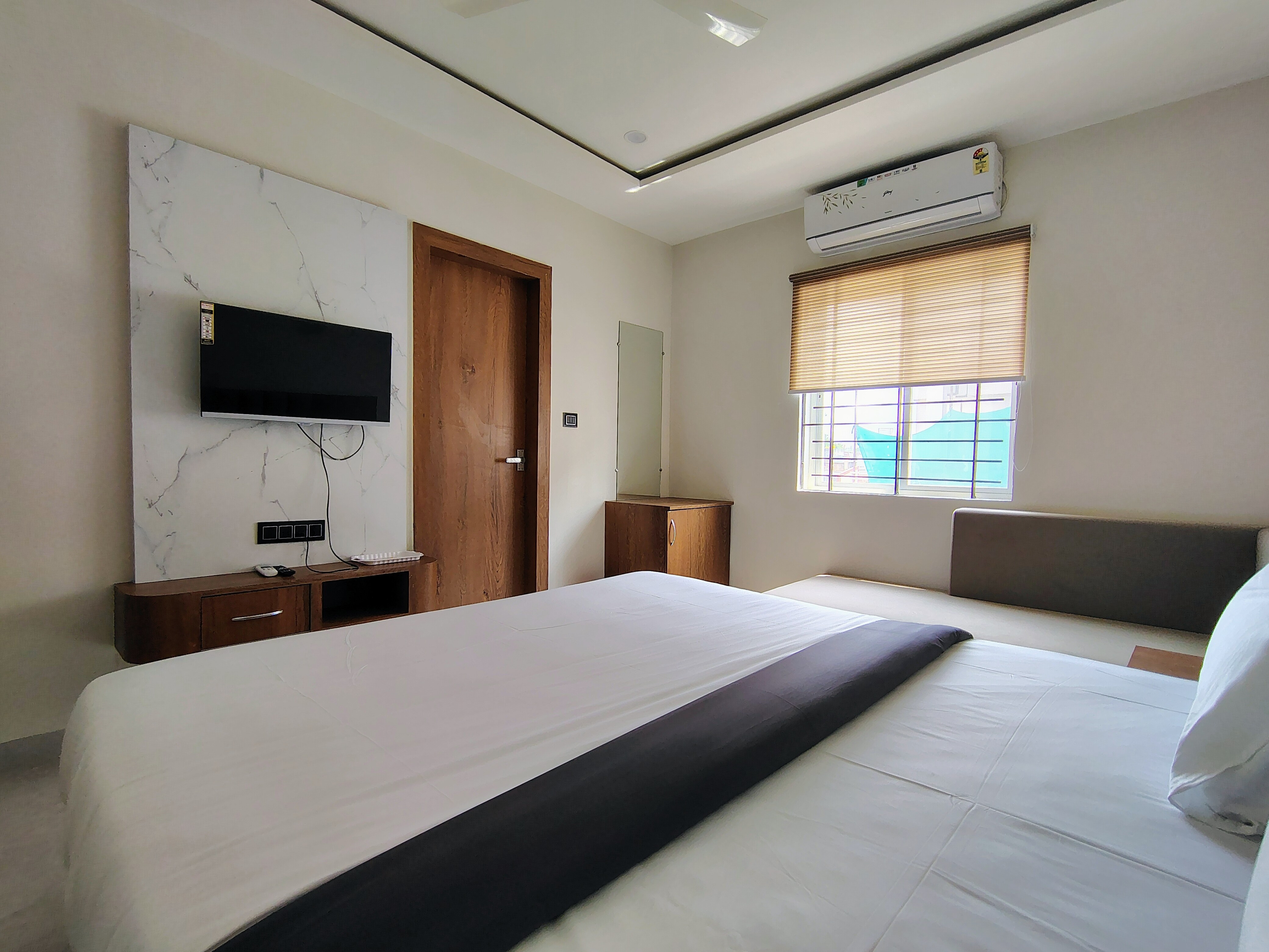 Guru Kripa Hotel - Tap to explore photos