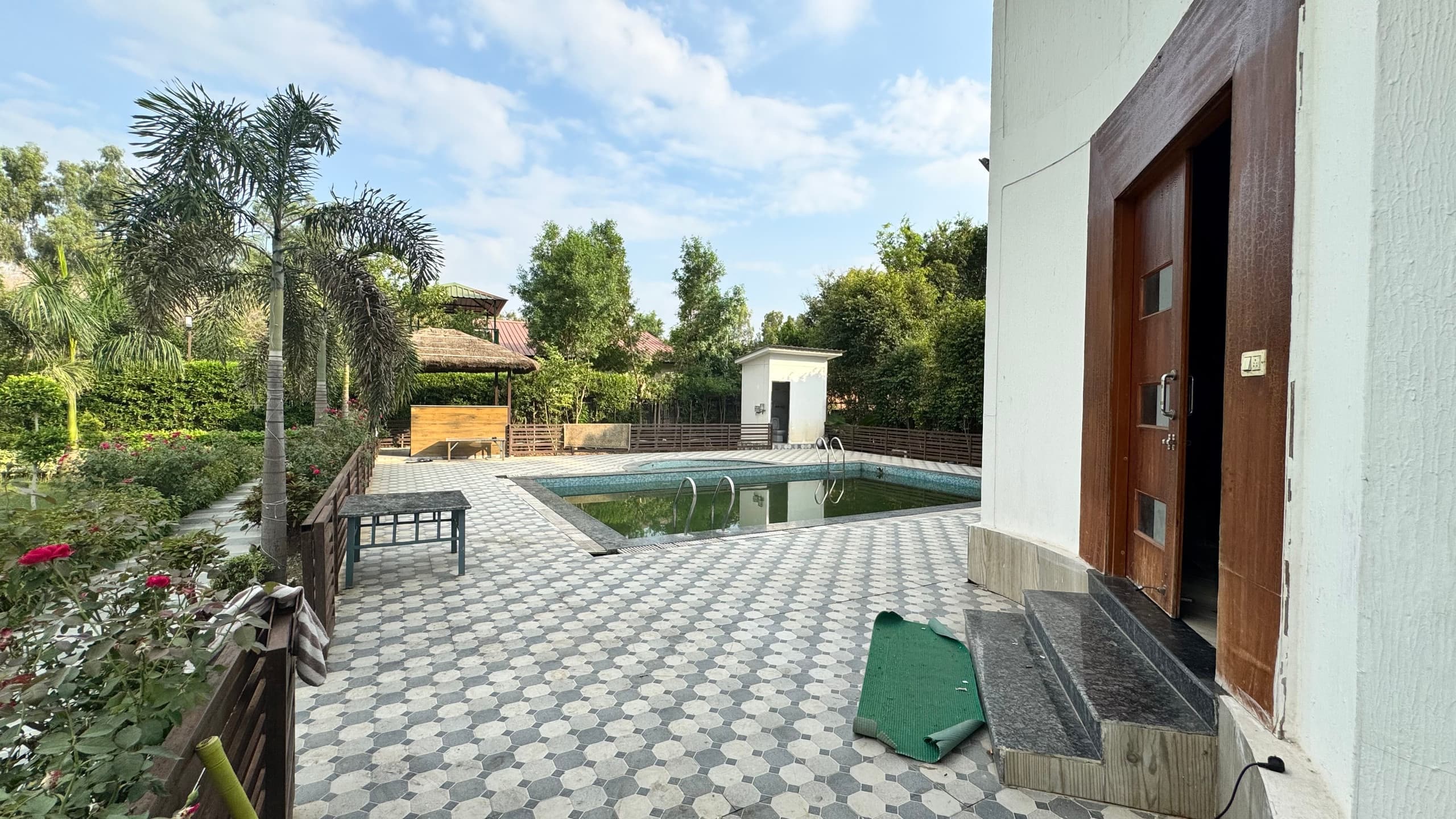 4 Bhk Duplex Farmhouse in Noida 135 - Tap to explore photos