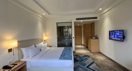 Parklane Resort Room Type - Luxury Room with Balcony - Pool View
