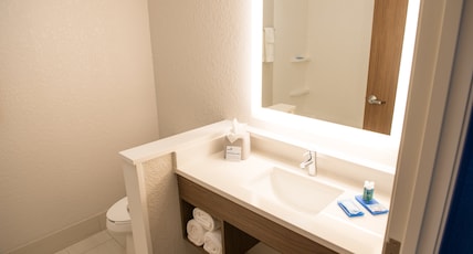 Holiday Inn Express & Suites WARSAW Room Type - 2 Queen Standard