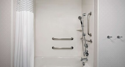 Hampton Inn Champaign Southwest IL Room Type - 2QN MOB HEAR ACC W TUB NS