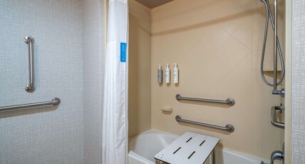 HAMPTON INN DAHLGREN VA Room Type - 2QN MOB HEARING ACC TUB NS