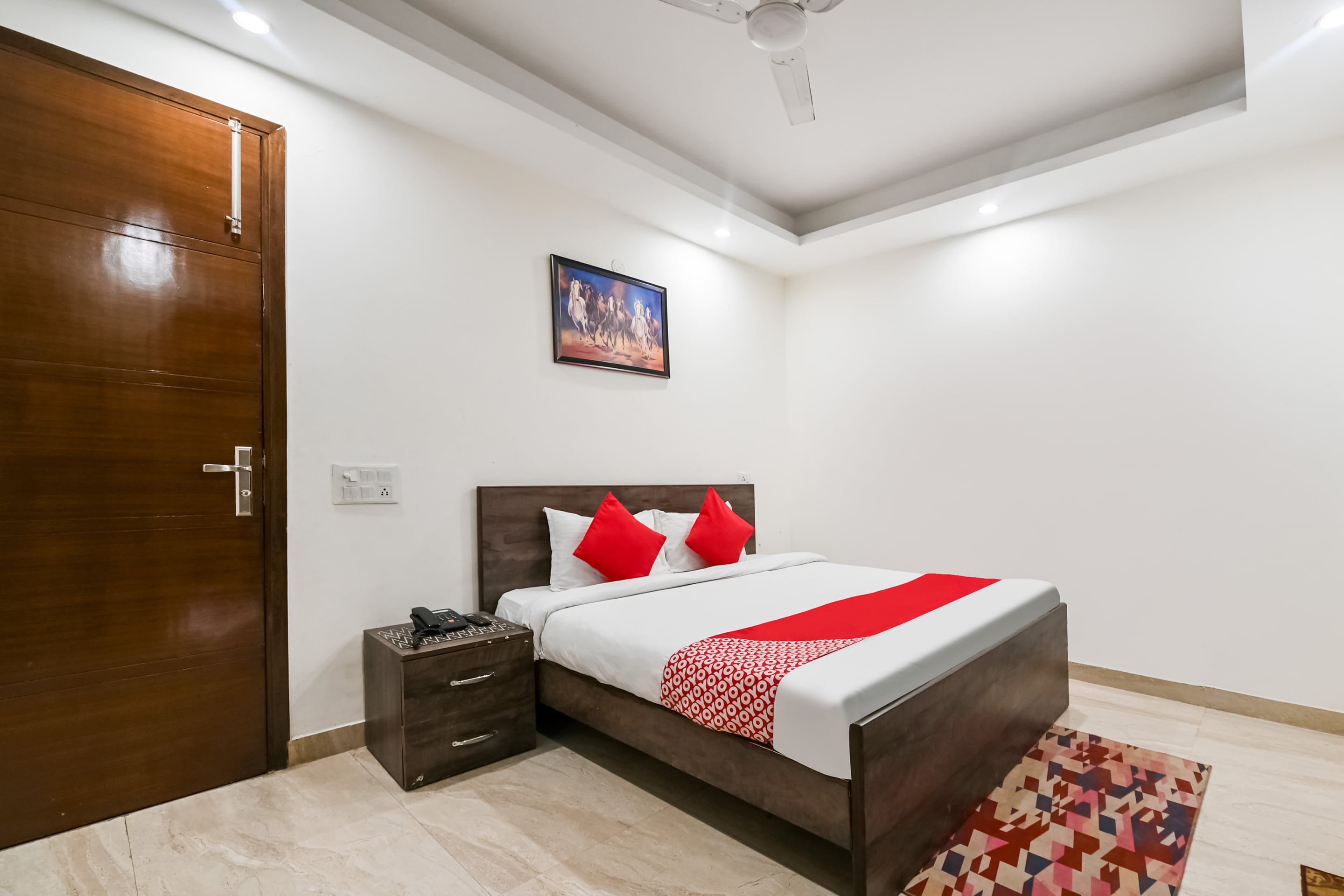 Super Hotel O Premium Rooms Chhatarpur - Tap to explore photos