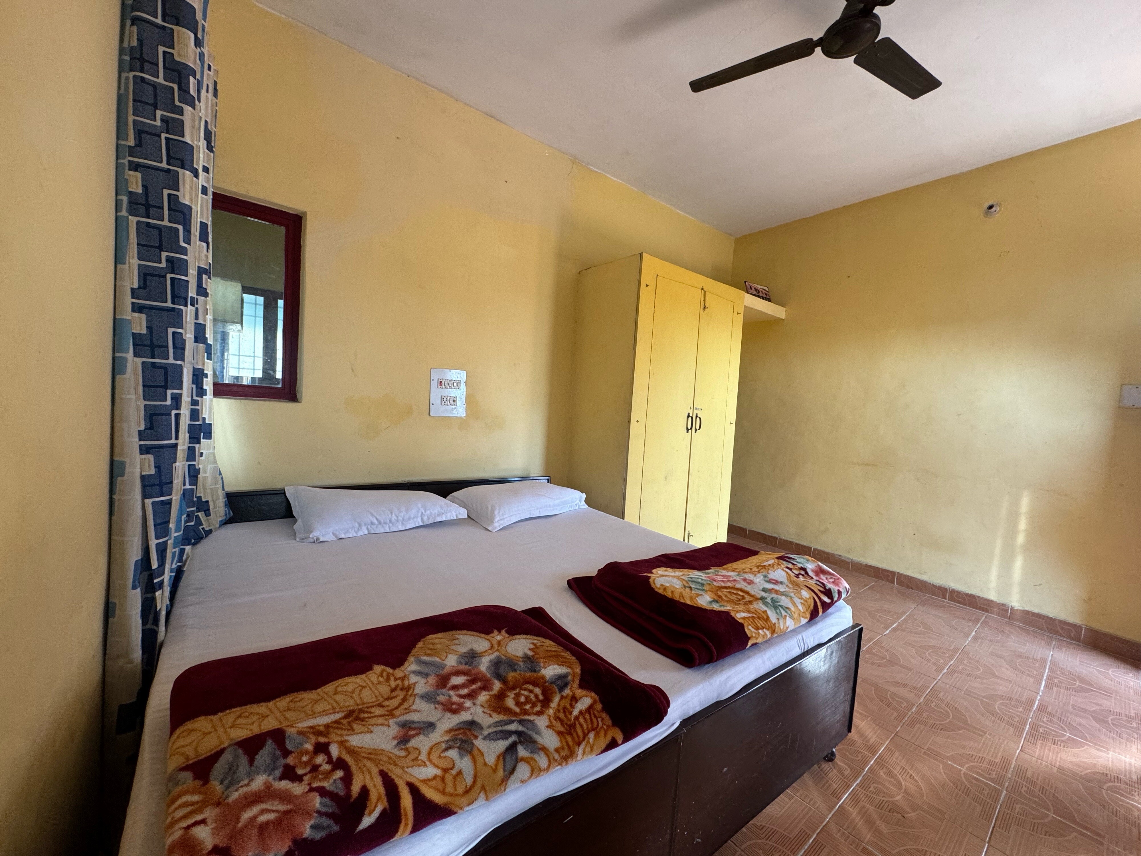Shiva Guest House - Tap to explore photos