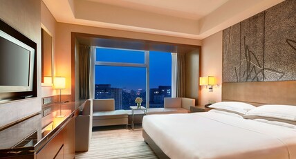 DoubleTree by Hilton Beijing Room Type - 1 King Executive Room with Lounge Access
