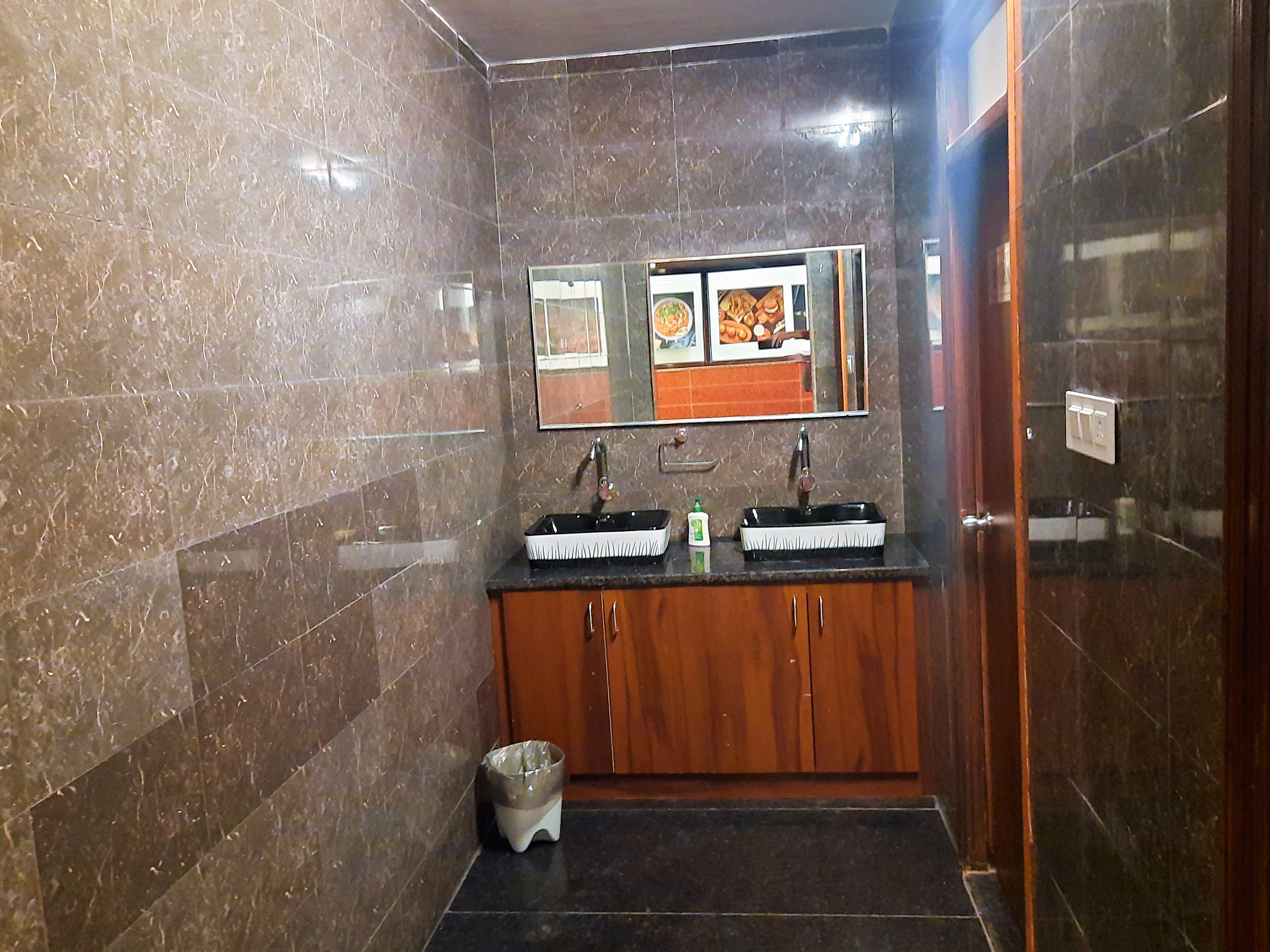 Stovehouse Inn - Tap to explore photos