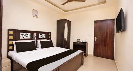 Collection O Sector 5 Ghaziabad Formerly Five Seas Room Type - Classic