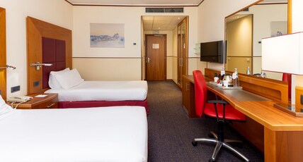 Crowne Plaza Venice East Room Type - 1 King Bed and 2 Twin Beds Premium Crowne Plaza Venice East Room Type - 1 King Bed and 2 Twin Beds Premium