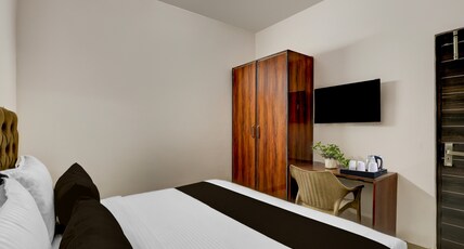 Collection O Sector 7 Dwarka Formerly Aakarshan Residency Room Type - Deluxe