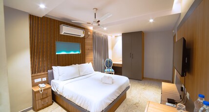 Oviya Hotels Room Type - Deluxe Room