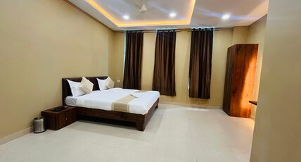 Hotel Riddhima Palace SEZ,Pithampur. Room Type - Deluxe Room