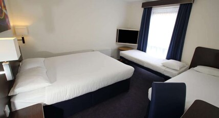 Ramada Oxford Room Type - 1 Double Bed, 1 Single Bed, 1 Pull-Out Bed, Family Room, Non-Smoking Ramada Oxford Room Type - 1 Double Bed, 1 Single Bed, 1 Pull-Out Bed, Family Room, Non-Smoking