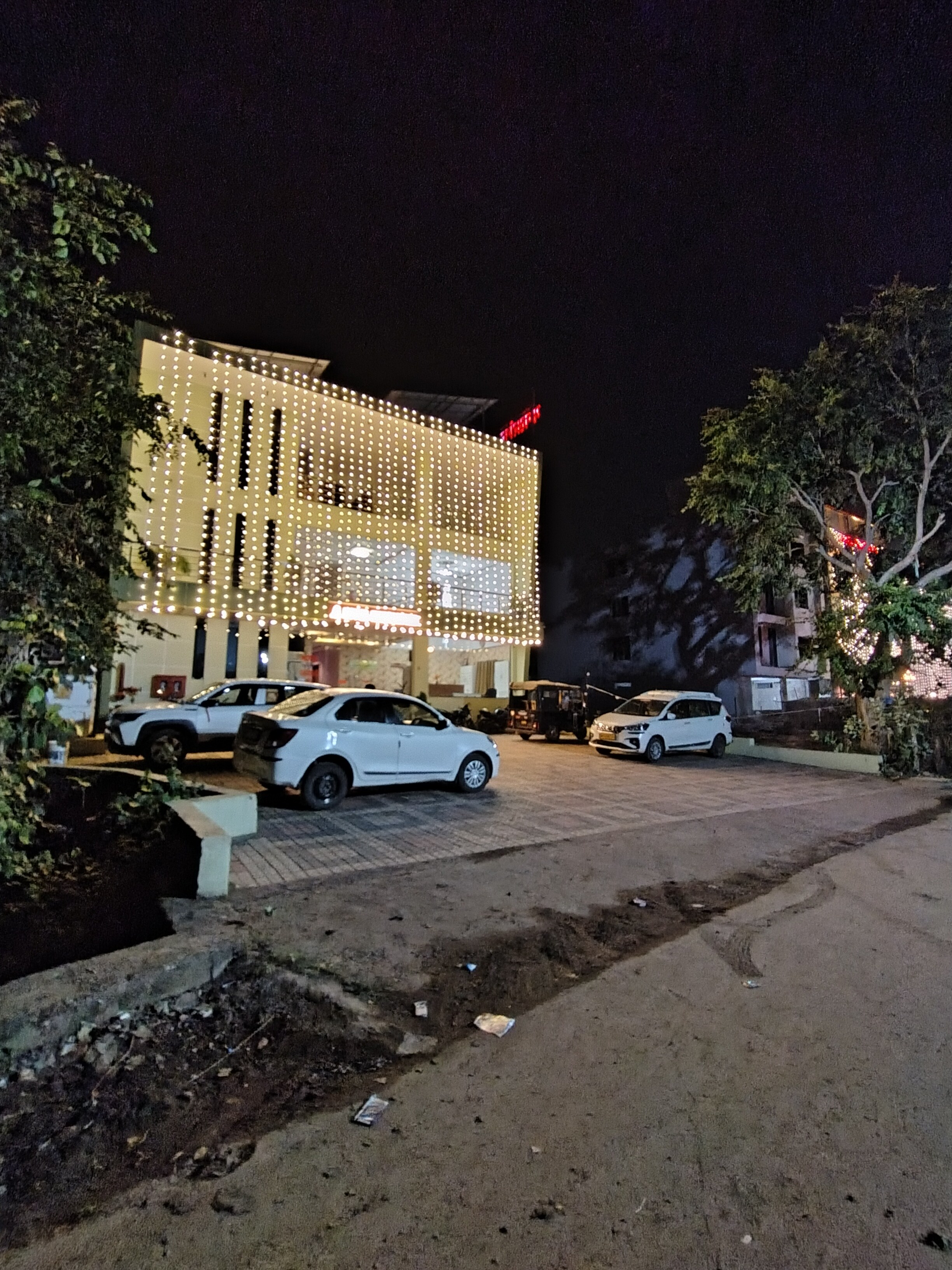 HOTEL MANSAROVAR, OMKARESHWAR - Tap to explore photos