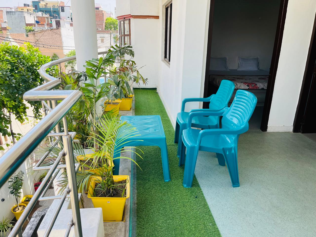 Log Inn Banaras | Entire 2 BHK Apartment - Tap to explore photos