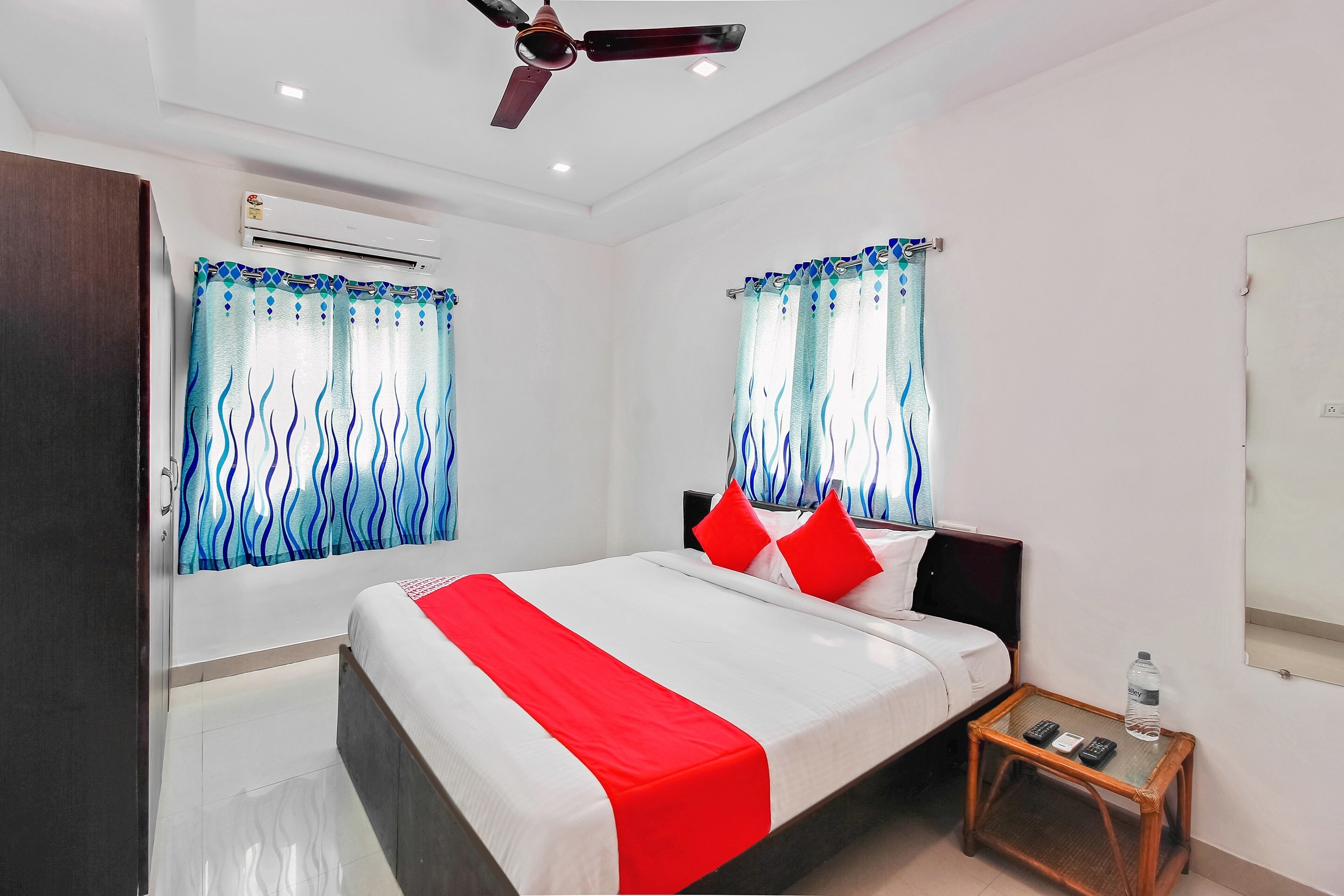 Super Hotel O Golden Hive Madhapur Near Shilparamam - Tap to explore photos