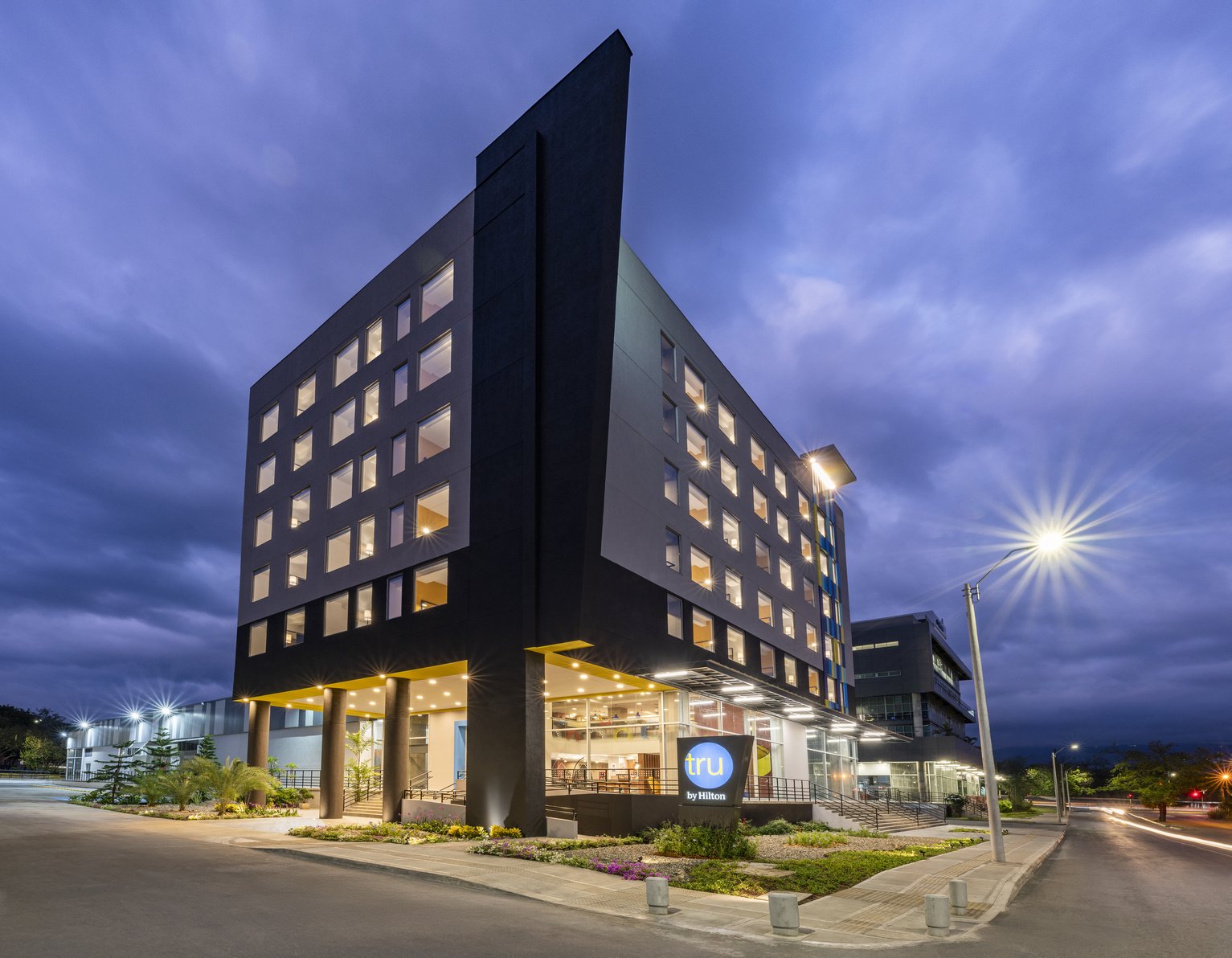 Tru by Hilton Cali Sur - Tap to explore photos