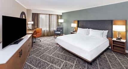 DoubleTree by Hilton Tulsa - Warren Place Room Type - 1 KING ACCESSIBLE ROLL IN