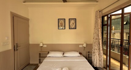 Greenview City Stay Room Type - Deluxe Queen - No 702