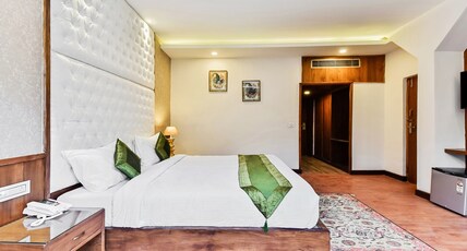 Hotel Snowcrest Manor Room Type - Family Suite (1 King Bed + 1 Sofa Cum Bed)