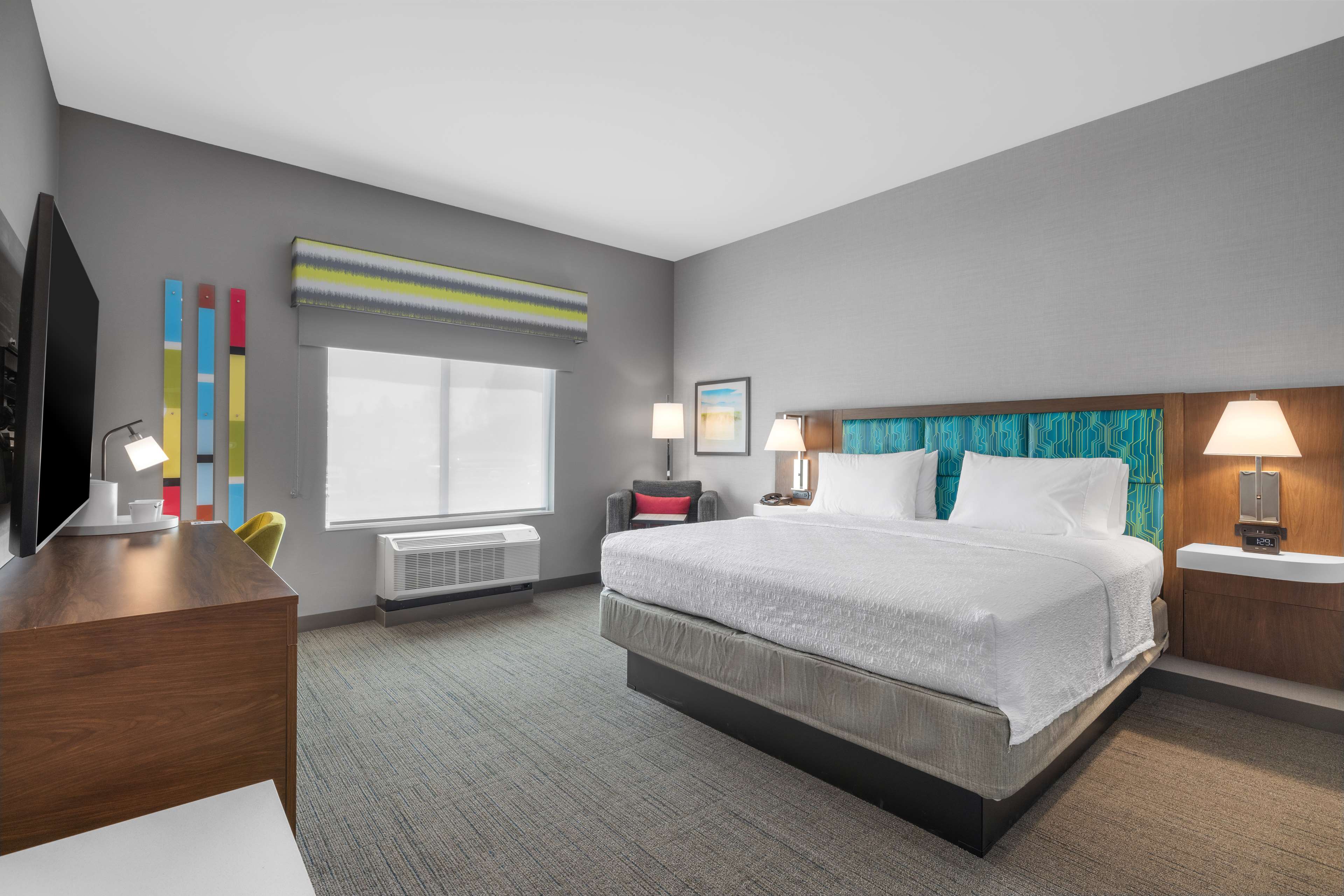 Hampton Inn & Suites by Hilton Bakersfield Central - Tap to explore photos